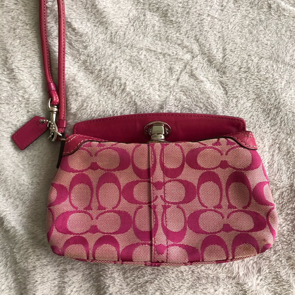 🌷👀Nice pink Coach wristlet🌸